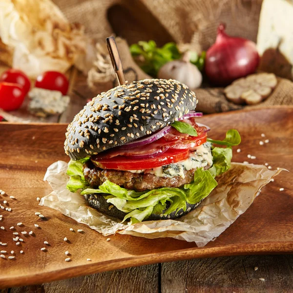 Leckerer schwarzer Burger — Stockfoto