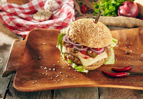 Lecker würziger Chili-Burger — Stockfoto