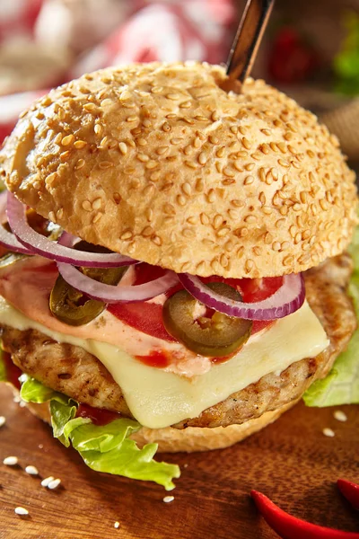 Lezzetli baharatlı biberli Burger — Stok fotoğraf