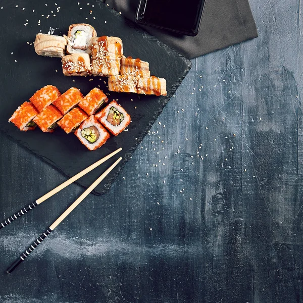 Soya sosu ile farklı rulo suşi ayarla