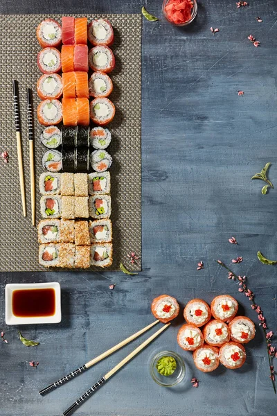 Siyah arka plan üzerine menü Japon suşi rulo