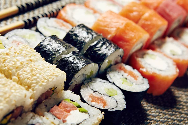 Menu de rouleaux de sushi japonais sur fond noir — Photo