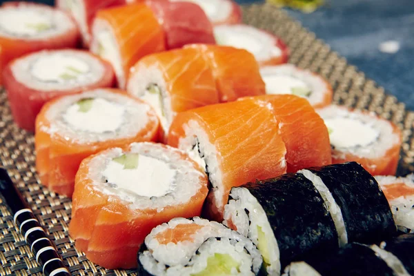 Menu de rouleaux de sushi japonais sur fond noir — Photo