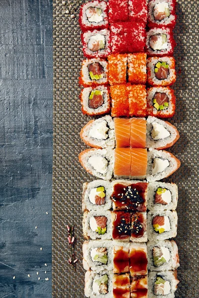 Siyah arka plan üzerine menü Japon suşi rulo