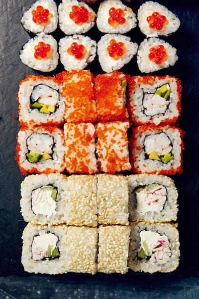 Siyah arka plan üzerine menü Japon suşi rulo