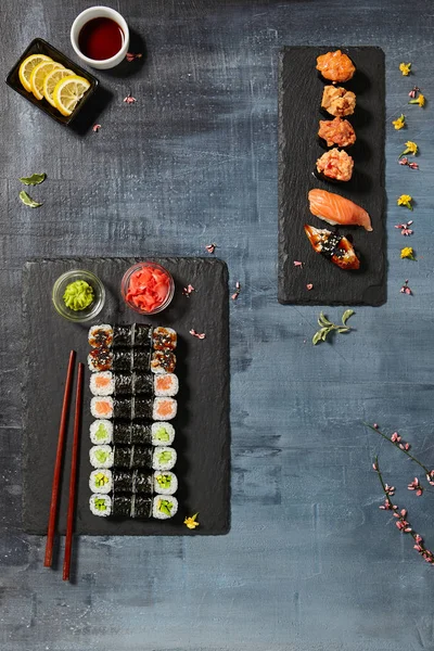 Siyah arka plan üzerine menü Japon suşi rulo