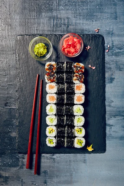 Siyah arka plan üzerine menü Japon suşi rulo