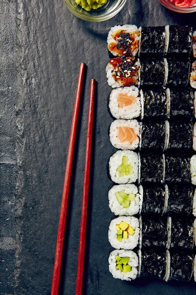 Siyah arka plan üzerine menü Japon suşi rulo