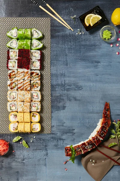 Siyah arka plan üzerine menü Japon suşi rulo