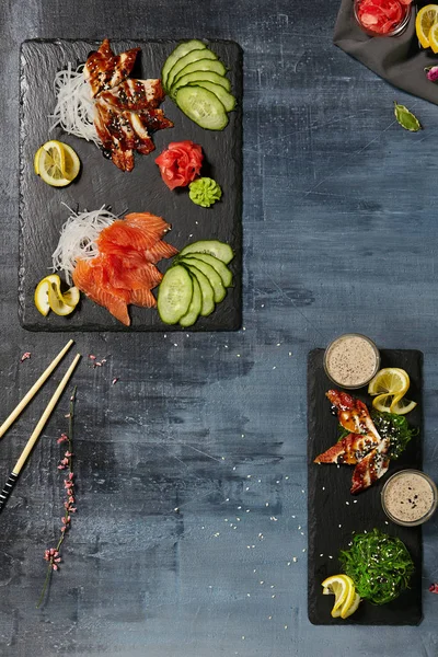 Siyah arka plan üzerine Japon sashimi menüsü