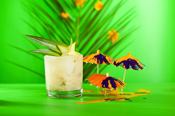 Yaz tropik kokteyli — Stok fotoğraf