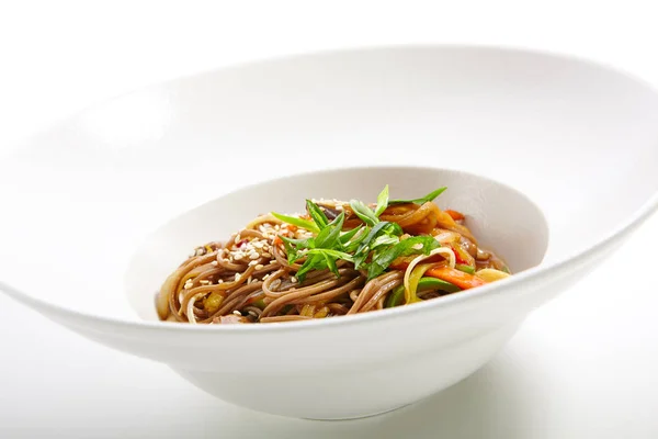 Dania kuchni azjatyckiej w biały talerz — Zdjęcie stockowe