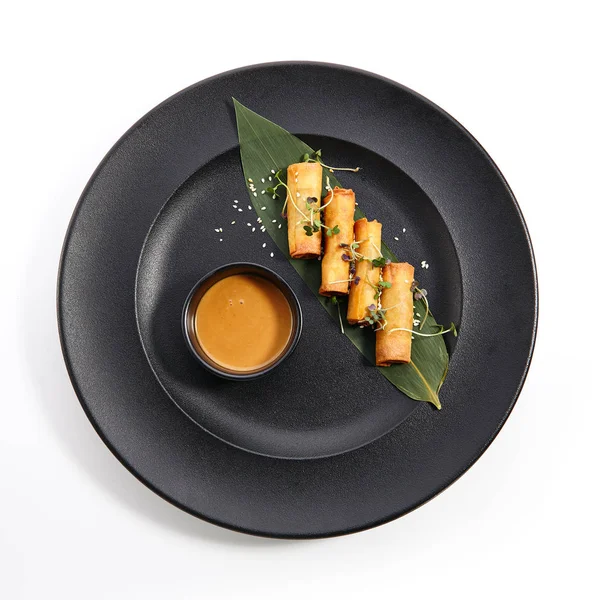 Plats spéciaux de la cuisine pan-asiatique dans une assiette sombre et tasse — Photo
