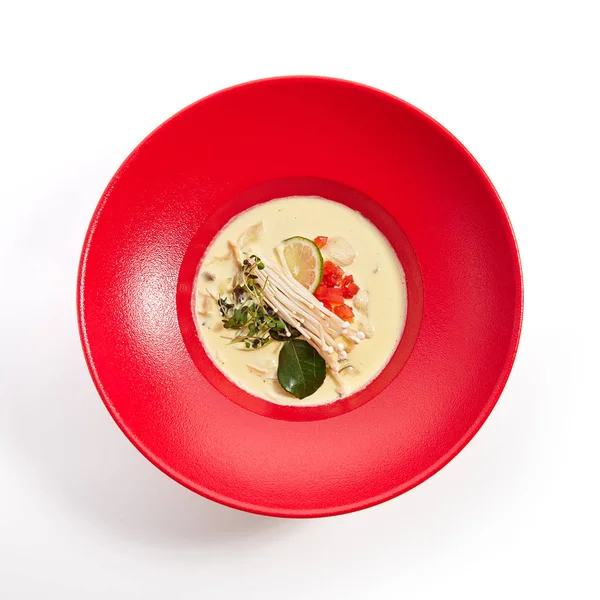Spezialitäten der panasiatischen Küche im roten Teller — Stockfoto