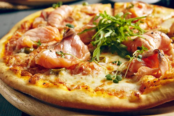 Somon ve roket salata pizza