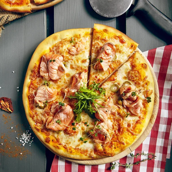 Somon ve roket salata pizza
