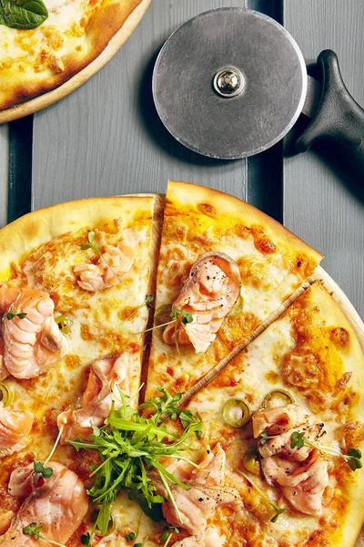 Somon ve roket salata pizza