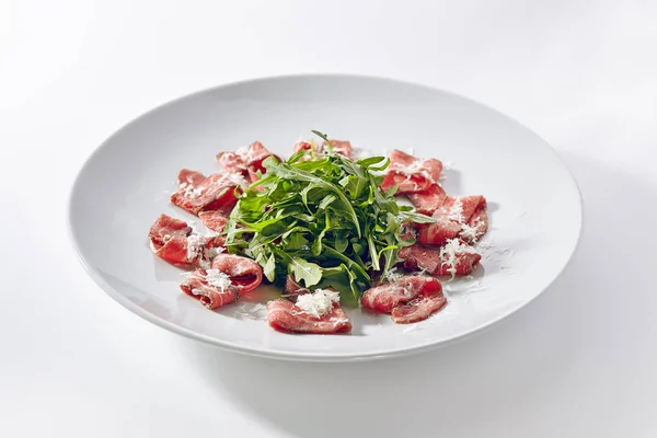 Carpaccio di carne con insalata di rucola — Foto Stock