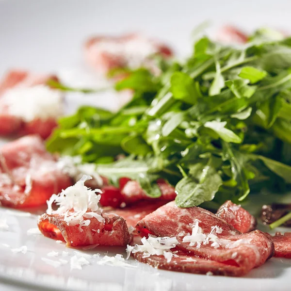 Carpaccio de carne com salada de foguete — Fotografia de Stock