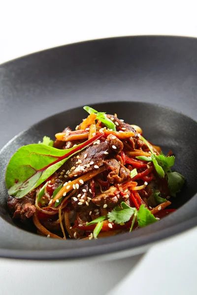 Specialiteiten van de Pan-Aziatische keuken in zwarte plaat — Stockfoto