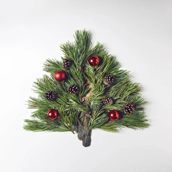 松の枝で作ったクリスマス ツリー — ストック写真
