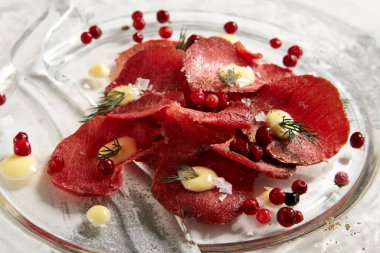 Stroganina plaka üzerinde parçaları