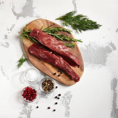 Büyük parça baharat ile sığır eti güveç