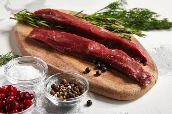 Stor bit av köttgryta med smaksättning — Stockfoto