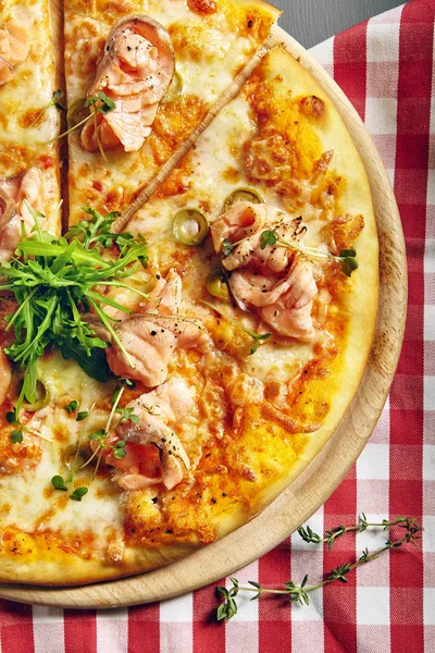 Pizza con insalata di salmone e rucola — Foto Stock