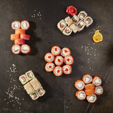 sushi set siyah arka plan üzerine rulo
