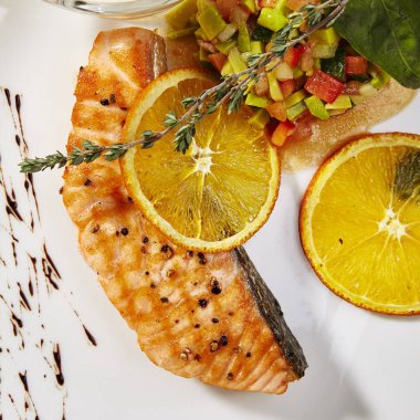 Sebze salsa ile Somon biftek
