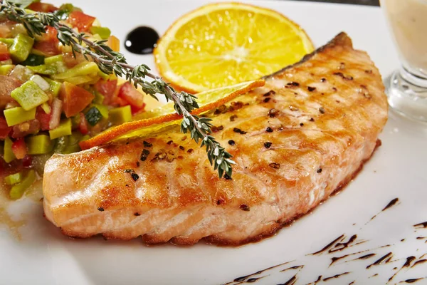 Filete de salmón con salsa de verduras —  Fotos de Stock