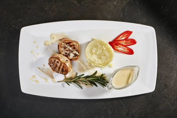 Médaillons de porc avec purée de pommes de terre — Photo