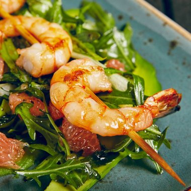 Saptırılmış karides ve greyfurt ile Avokado salatası