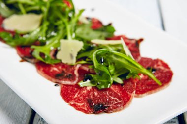 Et Carpaccio roket salata ile