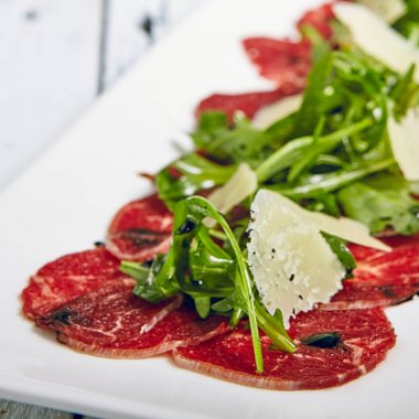 Et Carpaccio roket salata ile