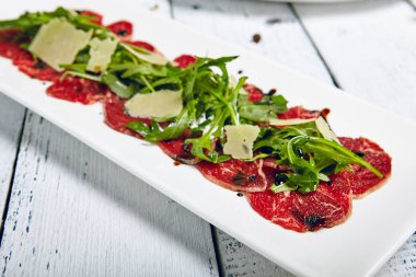 Et Carpaccio roket salata ile
