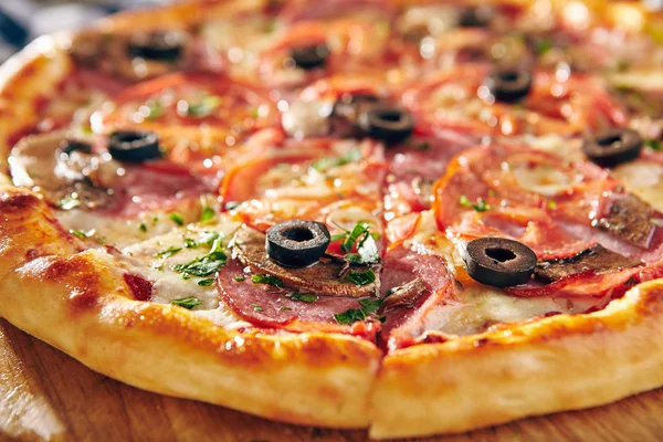 新鲜美味的比萨 — 图库照片