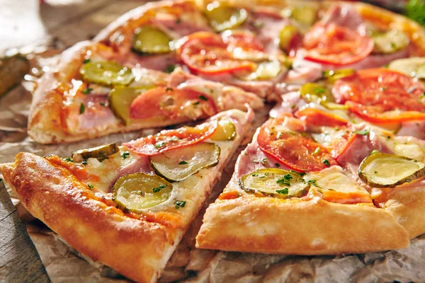 Deliciosa pizza fresca — Foto de Stock