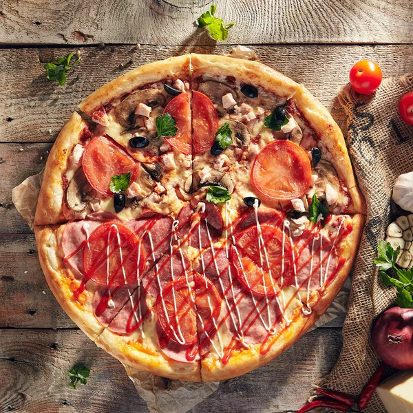 Pyszne świeże pizze — Zdjęcie stockowe