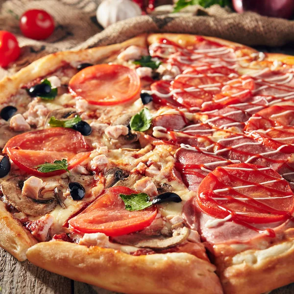 Deliciosa pizza fresca — Foto de Stock