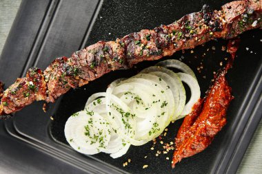 Soğan sığır eti kebabı 