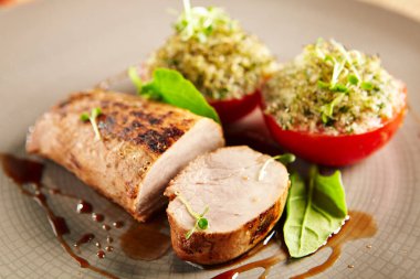 Dolması domates ve fesleğen ile domuz eti bonfile