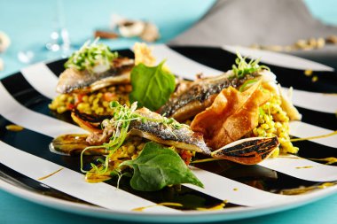 Kızarmış balık köri Risotto ile