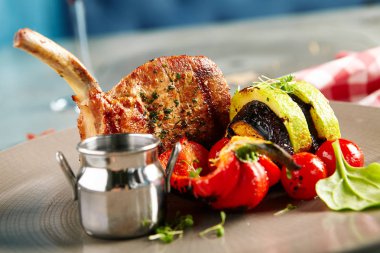 Domuz fileto ızgara sebzeler ve sos ile