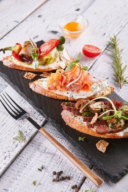 Lezzetli çeşitli Bruschetta