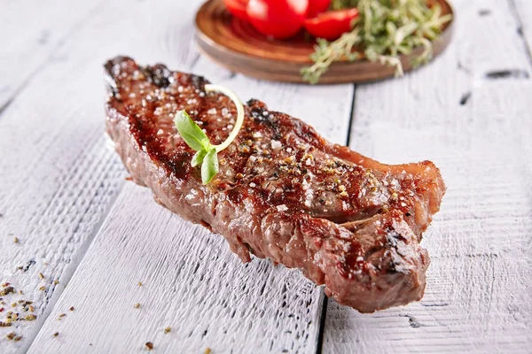 Leckeres gegrilltes Striploin Steak — Stockfoto