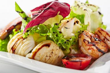 ızgara deniz ürünleri salatası