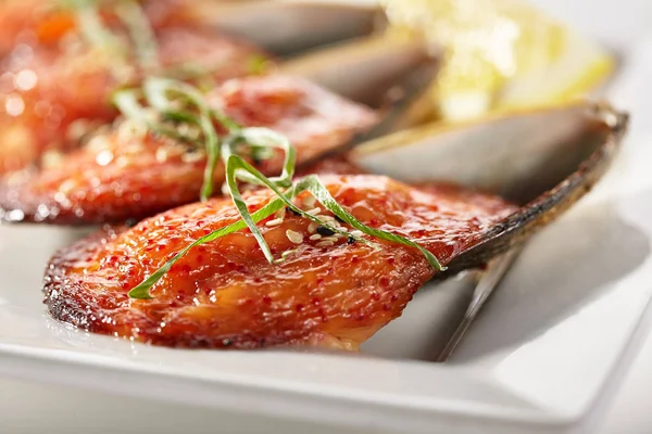 Mejillones al horno bajo queso crema con caviar — Foto de Stock