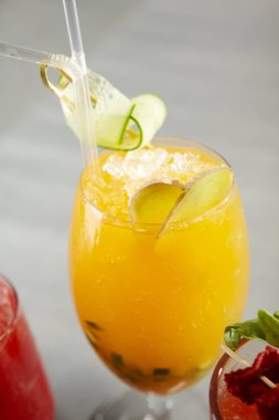 Tropikal passionfruit kokteyl